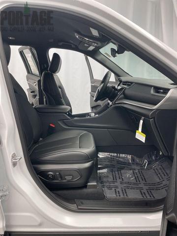 Photo of 2025 Bright White Clearcoat Jeep Grand Cherokee L