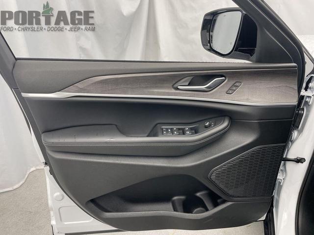 Photo of 2025 Bright White Clearcoat Jeep Grand Cherokee L