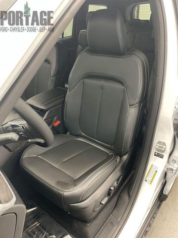 Photo of 2025 Bright White Clearcoat Jeep Grand Cherokee L
