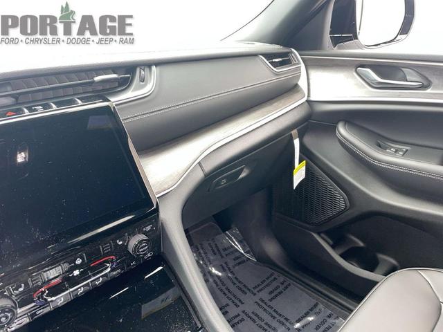Photo of 2025 Bright White Clearcoat Jeep Grand Cherokee L
