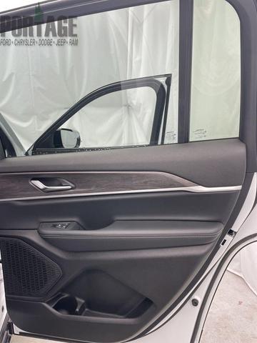 Photo of 2025 Bright White Clearcoat Jeep Grand Cherokee L