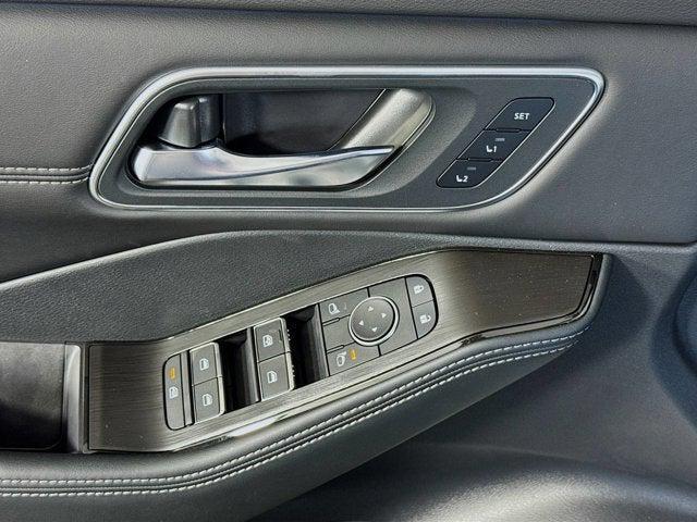 Photo of 2026 Everest White Pearl Tricoat Nissan Rogue