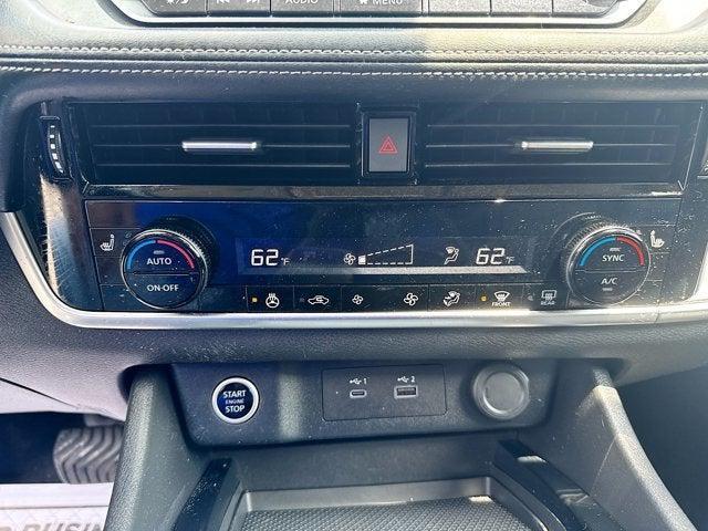 Photo of 2022 Super Black Nissan Rogue
