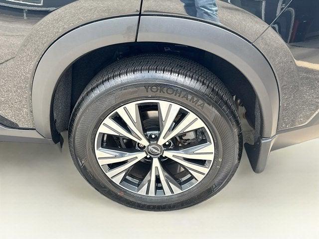 Photo of 2022 Super Black Nissan Rogue