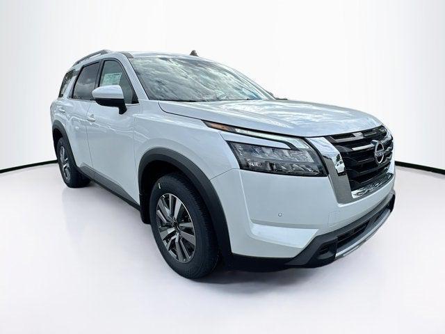 Photo of 2025 Everest White Pearl Tricoat Nissan Pathfinder