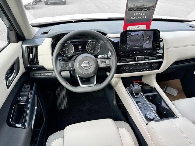 Photo of 2025 Everest White Pearl Tricoat Nissan Pathfinder