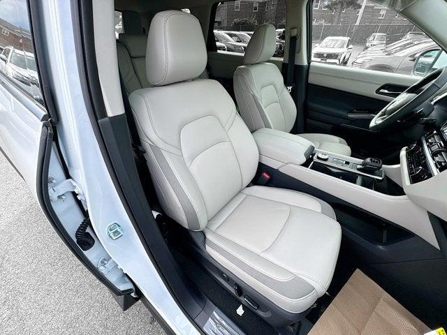 Photo of 2025 Everest White Pearl Tricoat Nissan Pathfinder