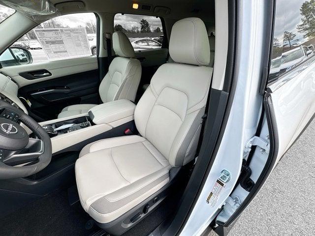 Photo of 2025 Everest White Pearl Tricoat Nissan Pathfinder
