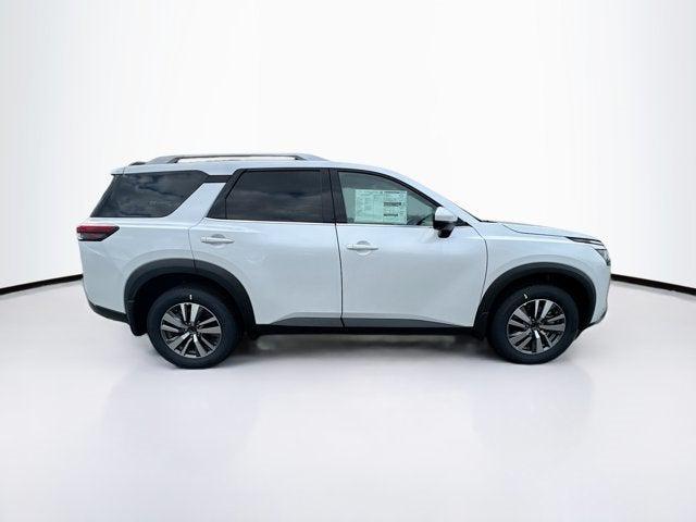 Photo of 2025 Everest White Pearl Tricoat Nissan Pathfinder
