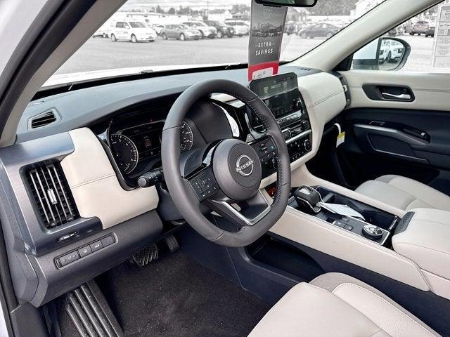 Photo of 2025 Everest White Pearl Tricoat Nissan Pathfinder