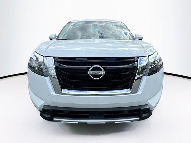 Photo of 2025 Everest White Pearl Tricoat Nissan Pathfinder