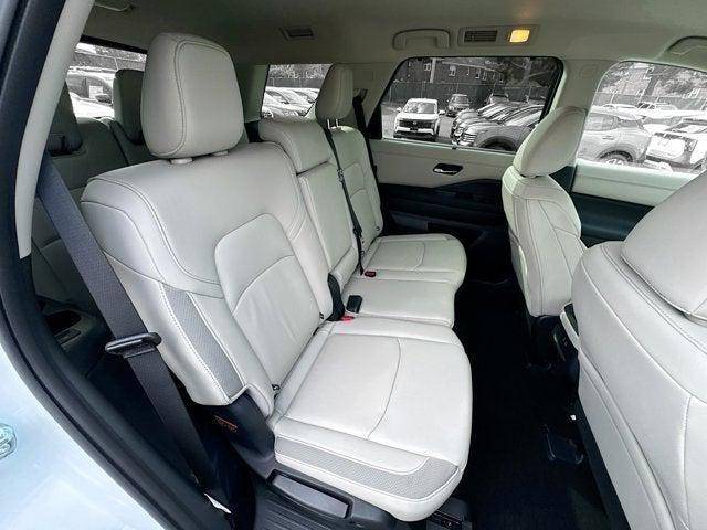 Photo of 2025 Everest White Pearl Tricoat Nissan Pathfinder