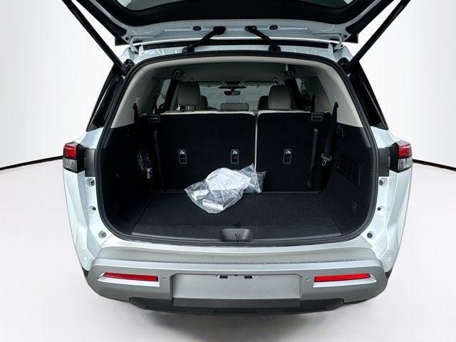 Photo of 2025 Everest White Pearl Tricoat Nissan Pathfinder