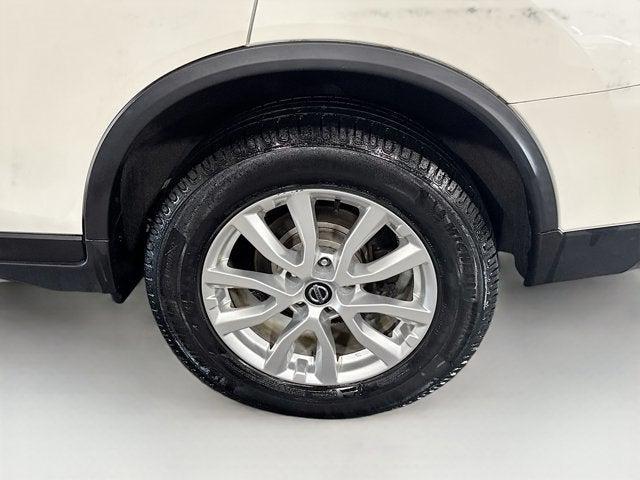 Photo of 2020 Pearl White Tricoat Nissan Rogue