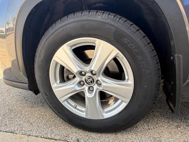 Photo of 2023 Magnetic Gray Metallic Toyota Highlander