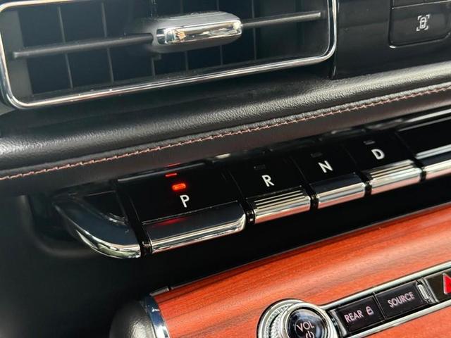 Photo of 2022 Infinite Black Metallic Clearcoat Lincoln Aviator