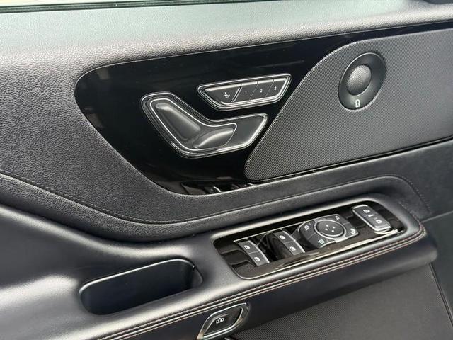 Photo of 2022 Infinite Black Metallic Clearcoat Lincoln Aviator