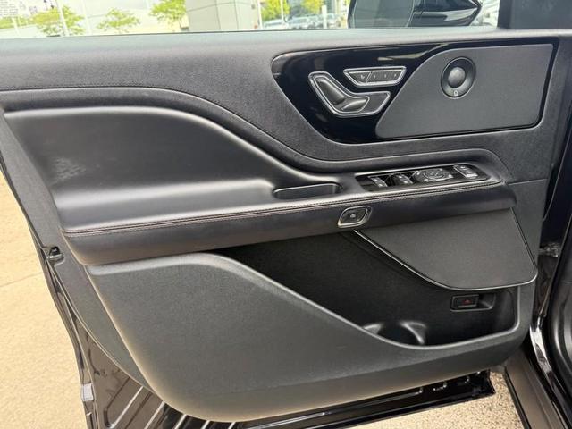 Photo of 2022 Infinite Black Metallic Clearcoat Lincoln Aviator
