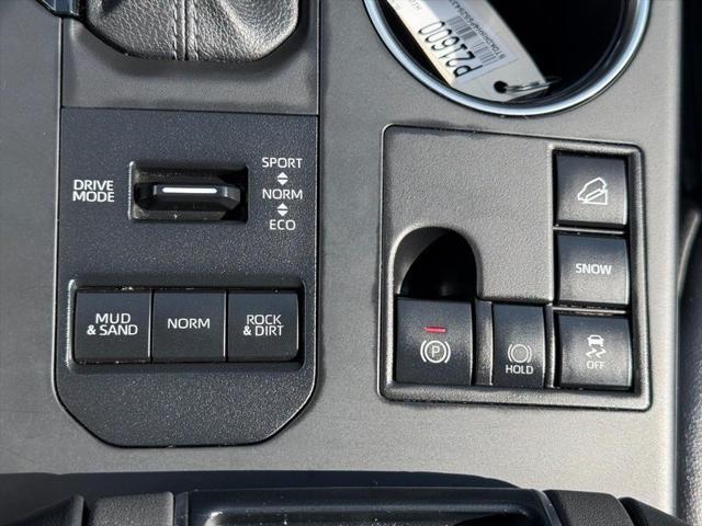 Photo of 2023 Midnight Black Metallic Toyota Highlander