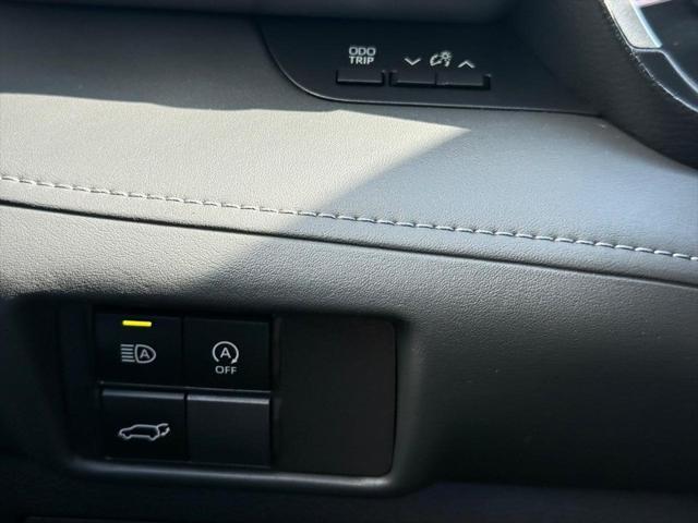 Photo of 2023 Midnight Black Metallic Toyota Highlander