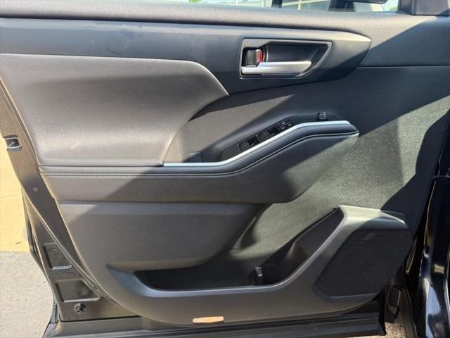 Photo of 2023 Midnight Black Metallic Toyota Highlander