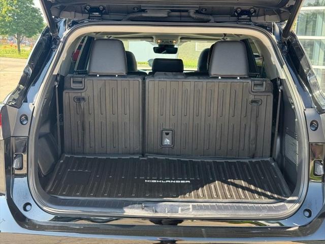 Photo of 2023 Midnight Black Metallic Toyota Highlander