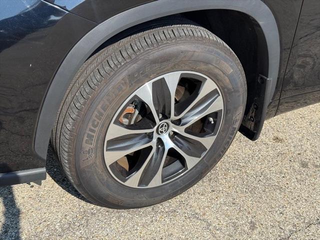 Photo of 2023 Midnight Black Metallic Toyota Highlander