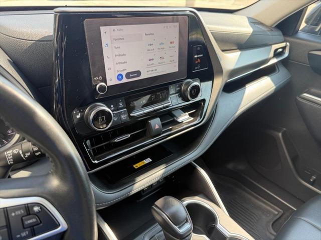 Photo of 2023 Midnight Black Metallic Toyota Highlander
