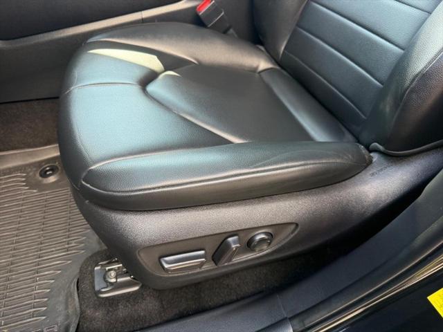 Photo of 2023 Midnight Black Metallic Toyota Highlander
