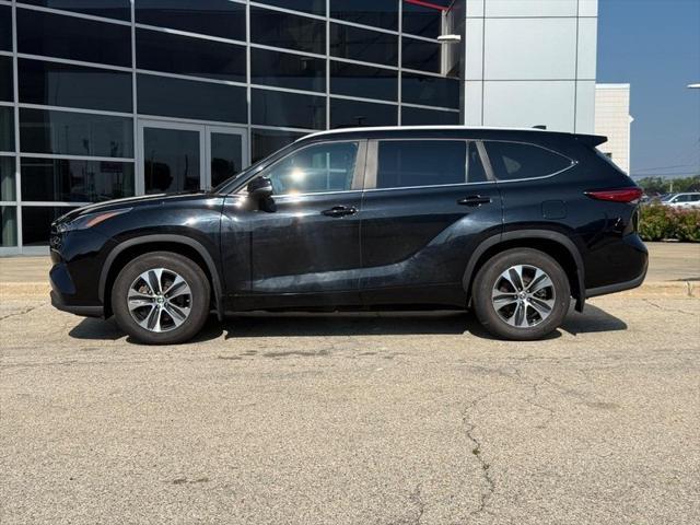 Photo of 2023 Midnight Black Metallic Toyota Highlander