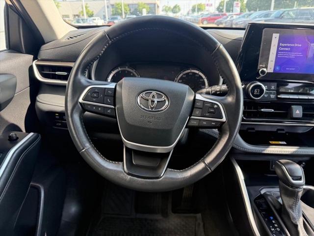Photo of 2023 Midnight Black Metallic Toyota Highlander