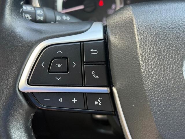 Photo of 2023 Midnight Black Metallic Toyota Highlander