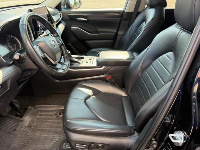 Photo of 2023 Midnight Black Metallic Toyota Highlander