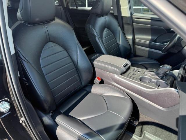 Photo of 2023 Midnight Black Metallic Toyota Highlander