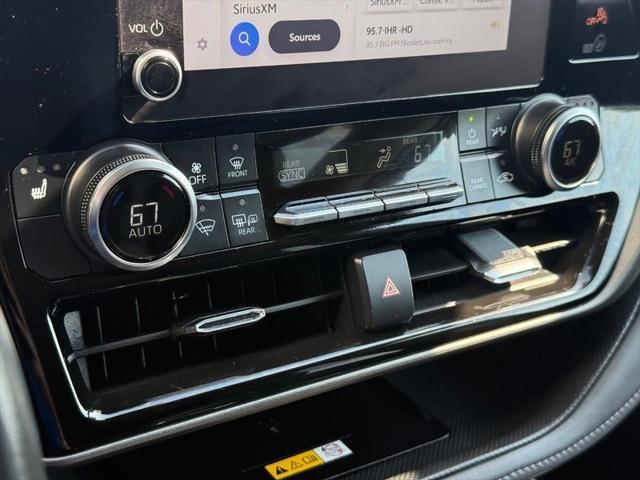 Photo of 2023 Midnight Black Metallic Toyota Highlander