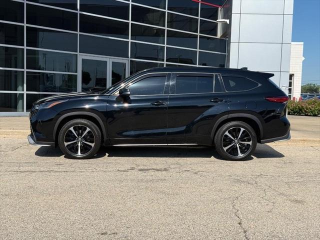 Photo of 2021 Midnight Black Metallic Toyota Highlander