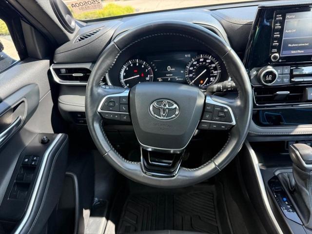 Photo of 2021 Midnight Black Metallic Toyota Highlander