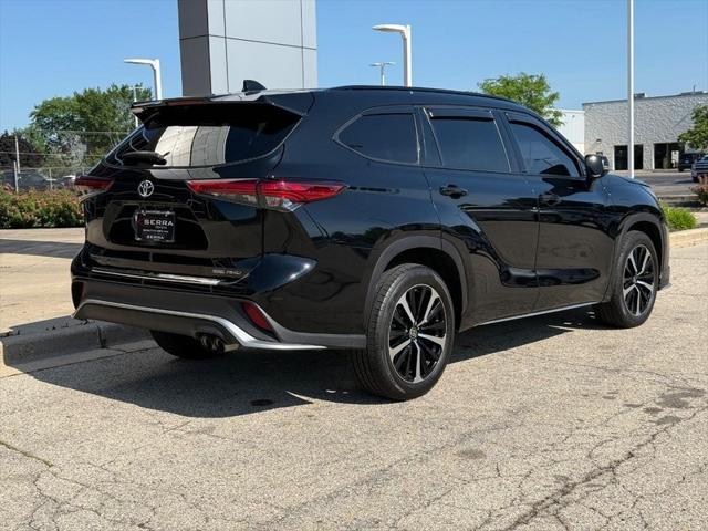 Photo of 2021 Midnight Black Metallic Toyota Highlander