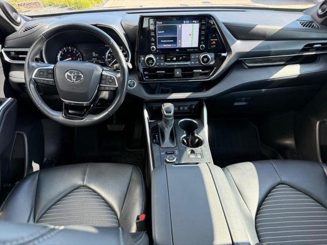 Photo of 2021 Midnight Black Metallic Toyota Highlander