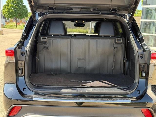 Photo of 2021 Midnight Black Metallic Toyota Highlander