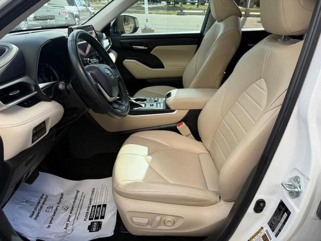 Photo of 2023 Wind Chill Pearl Toyota Highlander