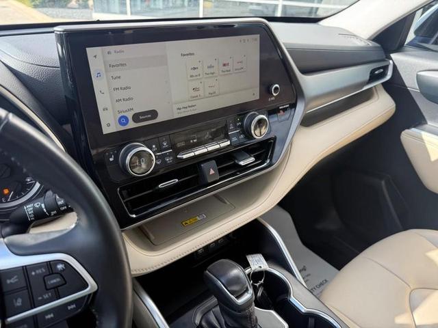 Photo of 2023 Wind Chill Pearl Toyota Highlander
