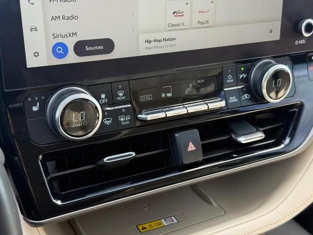 Photo of 2023 Wind Chill Pearl Toyota Highlander