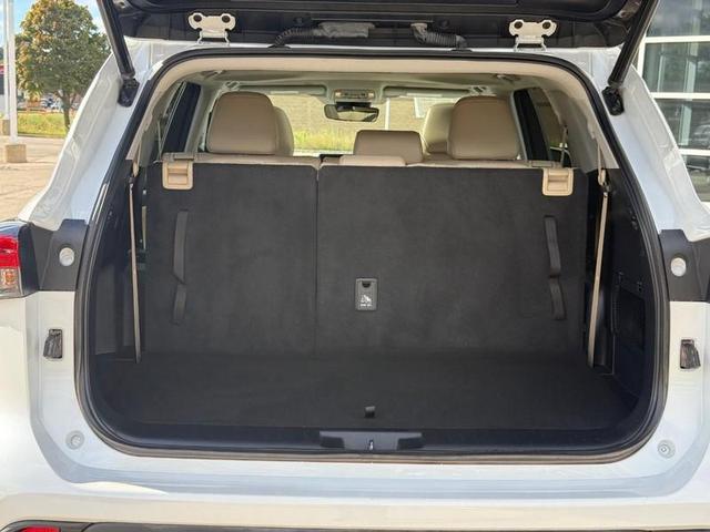 Photo of 2023 Wind Chill Pearl Toyota Highlander