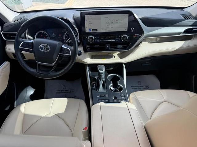 Photo of 2023 Wind Chill Pearl Toyota Highlander