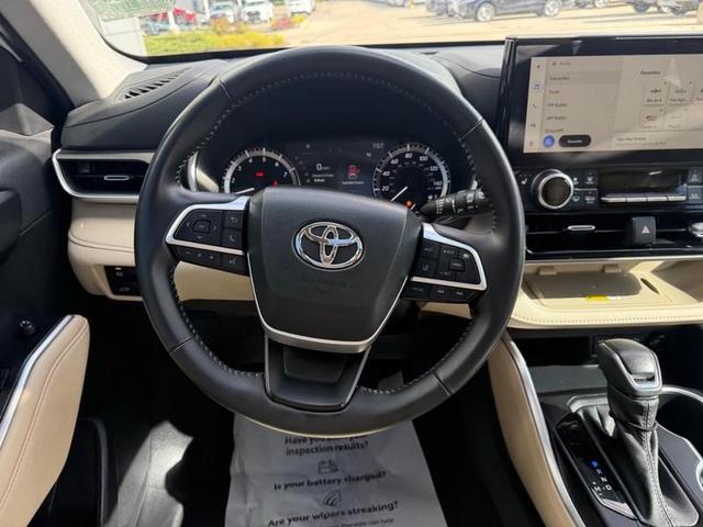 Photo of 2023 Wind Chill Pearl Toyota Highlander