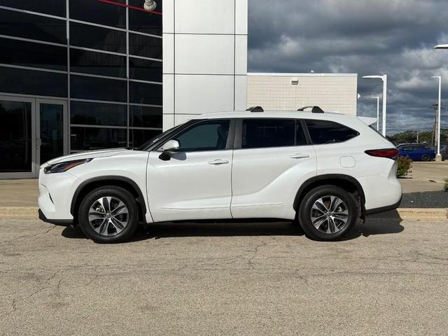 Photo of 2023 Wind Chill Pearl Toyota Highlander
