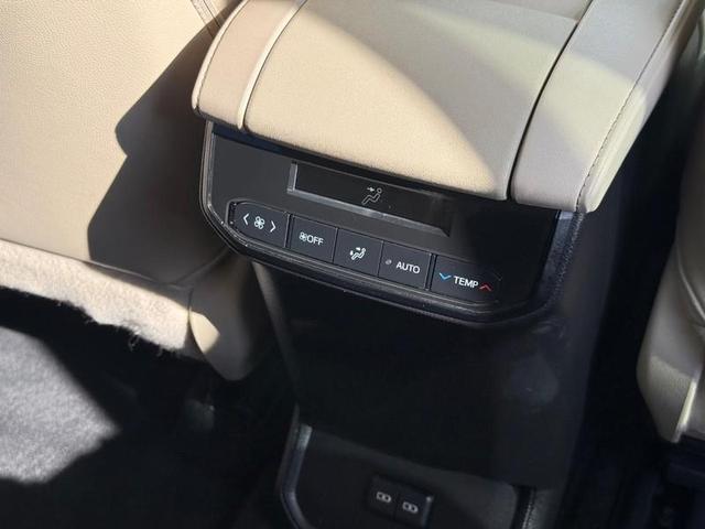 Photo of 2023 Wind Chill Pearl Toyota Highlander