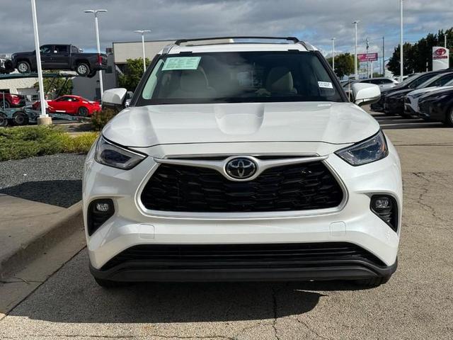 Photo of 2023 Wind Chill Pearl Toyota Highlander