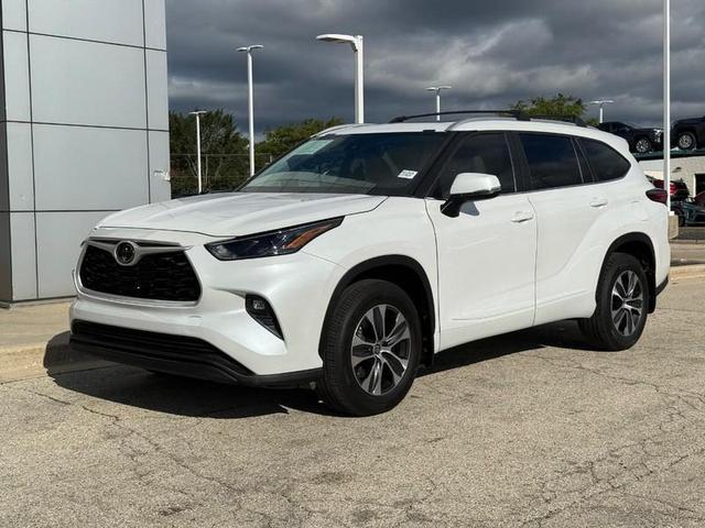 Photo of 2023 Wind Chill Pearl Toyota Highlander